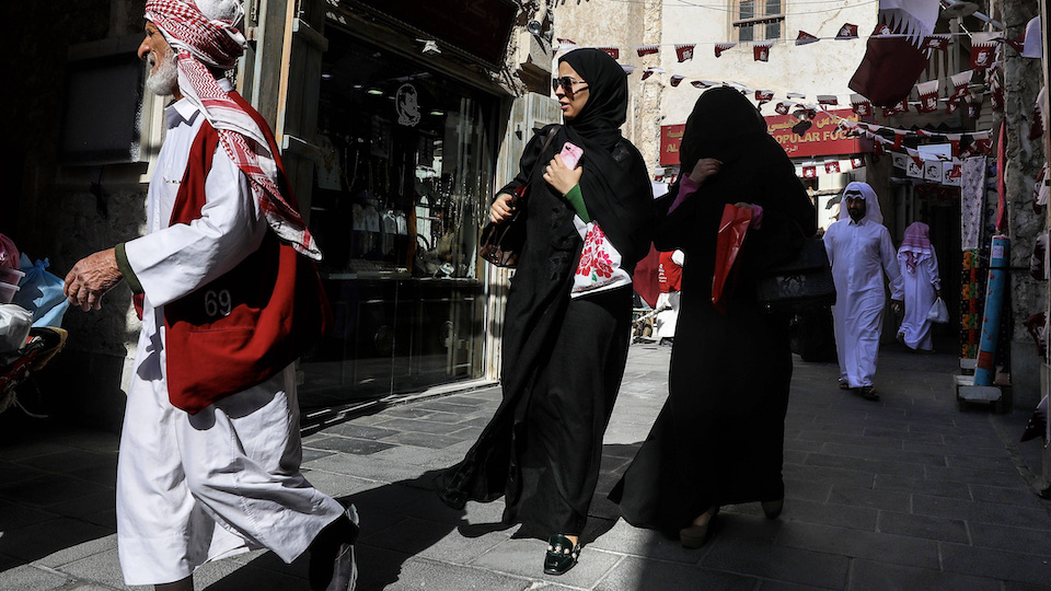 Frauen auf dem Souq-Waqif-Markt in Doha, Katar