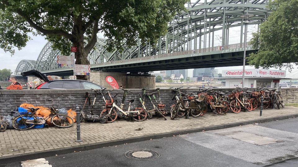 Der Verein KRAKE hat E-Scooter aus dem Rhein geholt