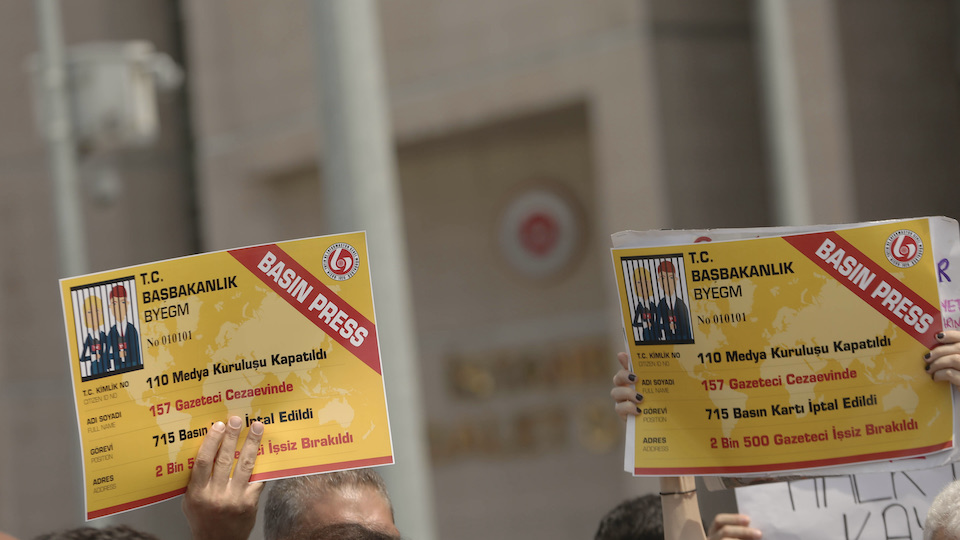 Demonstranten in der Türkei halten Schilder in Form einer Pressekarte hoch (2017)