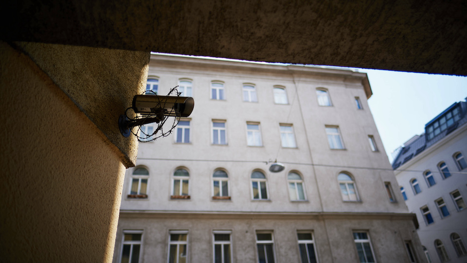 Überwachungskamera mit Stacheldraht im Hauseingang in Wien