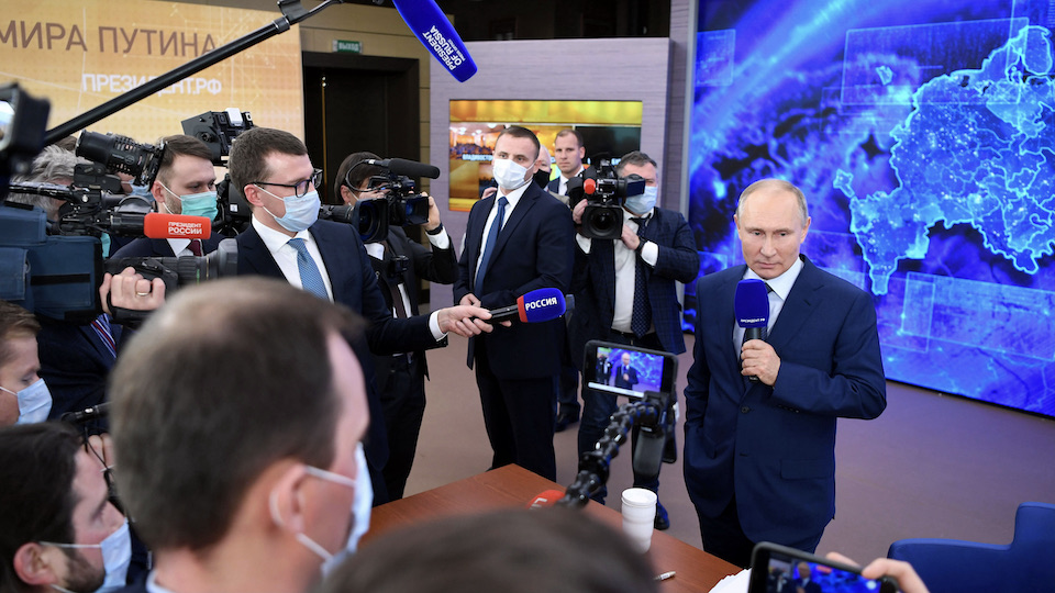 Präsident Putin spricht mit Journalisten