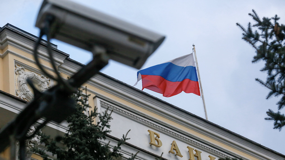 Überwachungskamera vor einem Gebäude mit russischer Fahne in Moskau