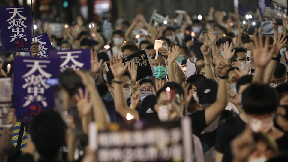 Menschen demonstrieren gegen das Sicherheitsgesetz in Hongkong