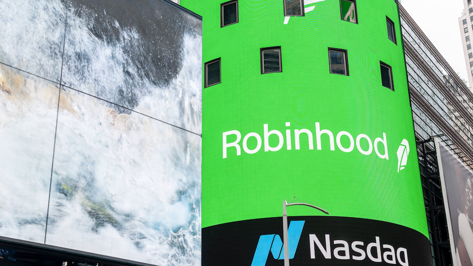 Robinhood-Logo am Gebäude der Nasdaq-Börse in New York