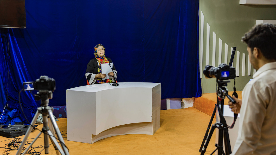 Moderatorin im TV-Studio in Herat