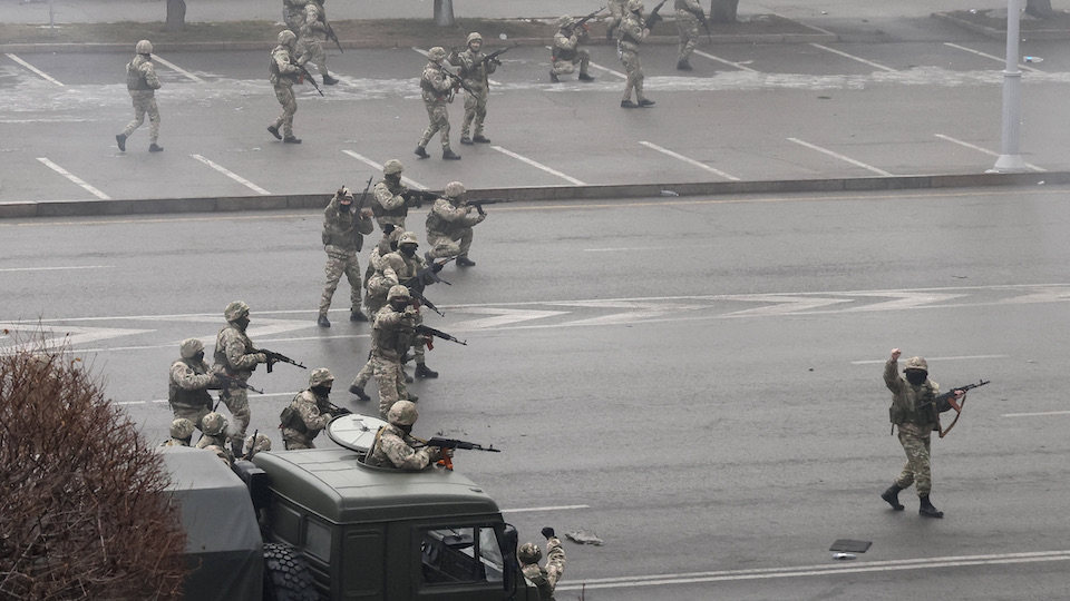 Sicherheitskräfte auf den Straßen von Almaty