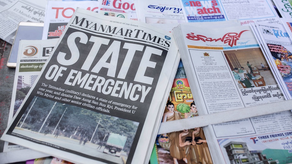 Zeitungen in Myanmar am Tag nach dem Putsch