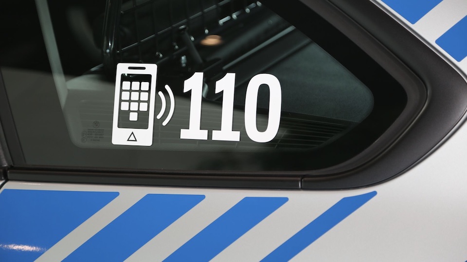 Notruf-Nummer auf Einsatzfahrzeug der bayerischen Polizei