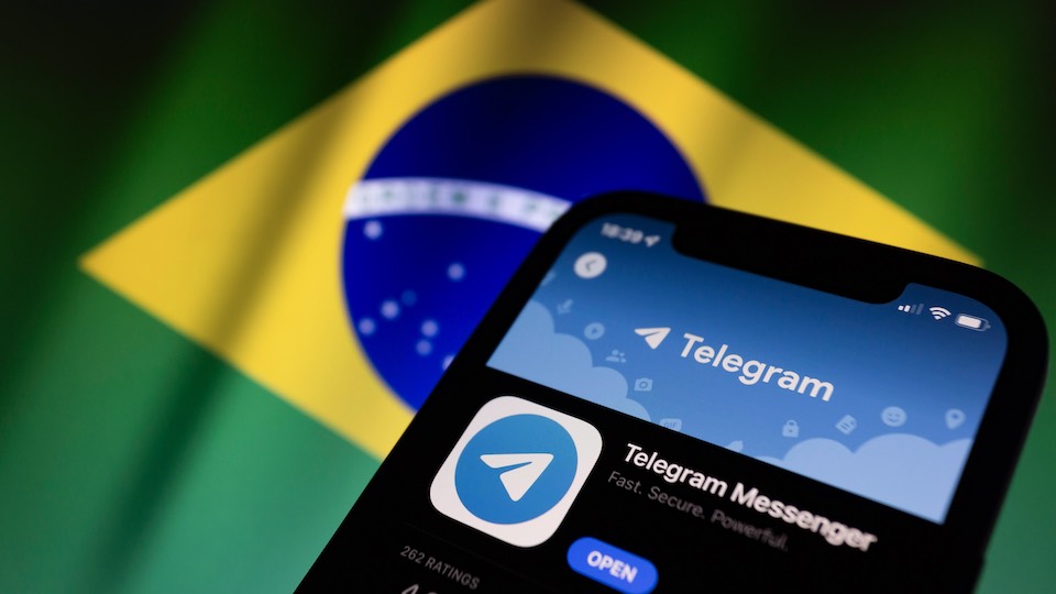 Telegram im Appstore vor brasilianischer Flagge