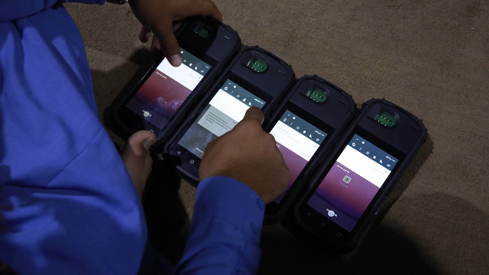 Fingerabdruck-Scanner bei den Wahlen in Kabul, 2019
