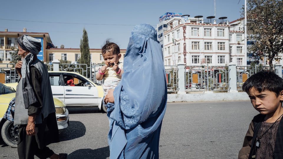 Eine Frau trägt eine Burka in den Straßen von Masar-e Scharif in Nordafghanistan. 