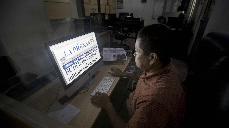 Ein Redakteur arbeitet an der digitalen Ausgabe von La Prensa
