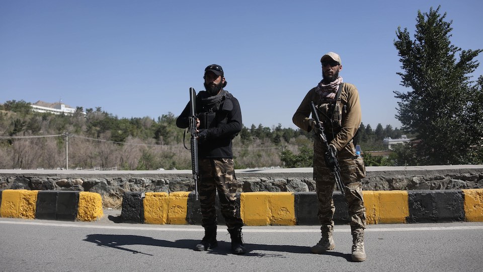 Zwei bewaffnete Taliban-Kämpfer