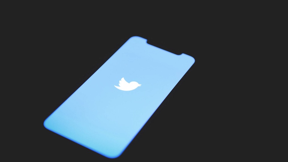 Twitter-Logo auf einem Smartphone (Symbolbild)