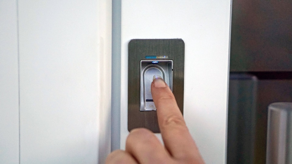Fingerabdruckscanner an einer Tür