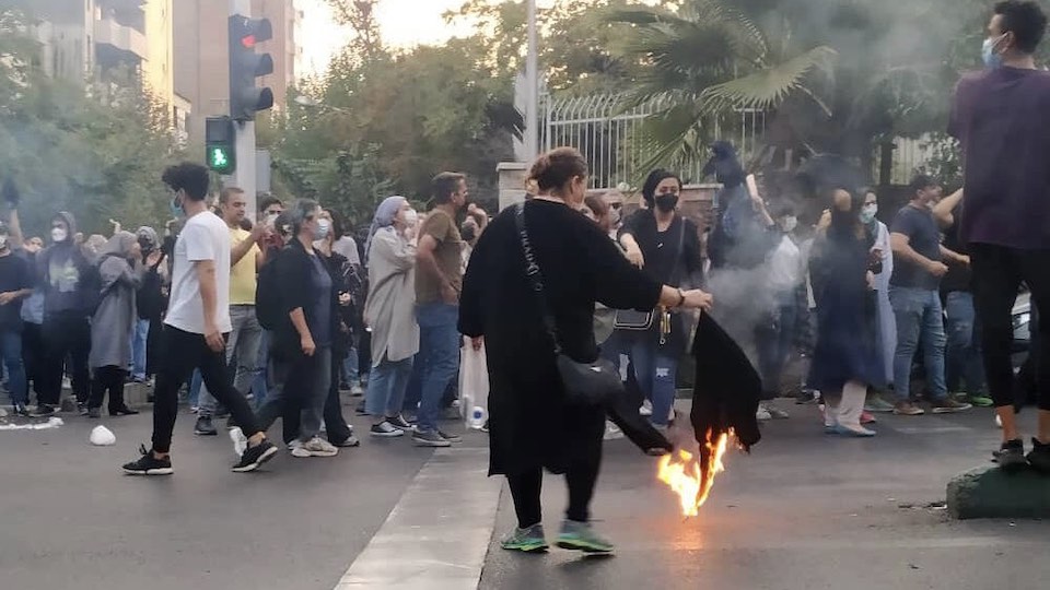 Menschen in Teheran demonstrieren