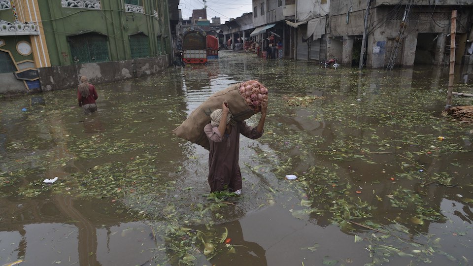 Des personnes dans une rue inondée au Pakistan