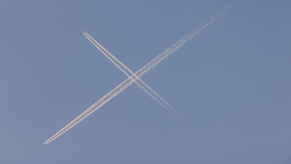 Kondensstreifen von Flugzeugen am Himmel