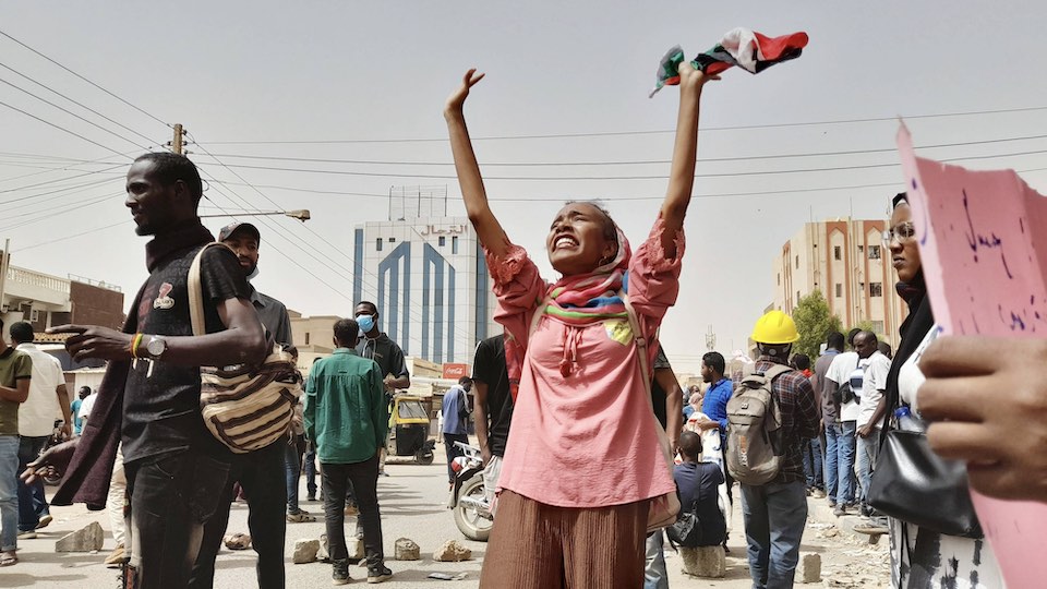 Menschen demonstrieren im Sudan