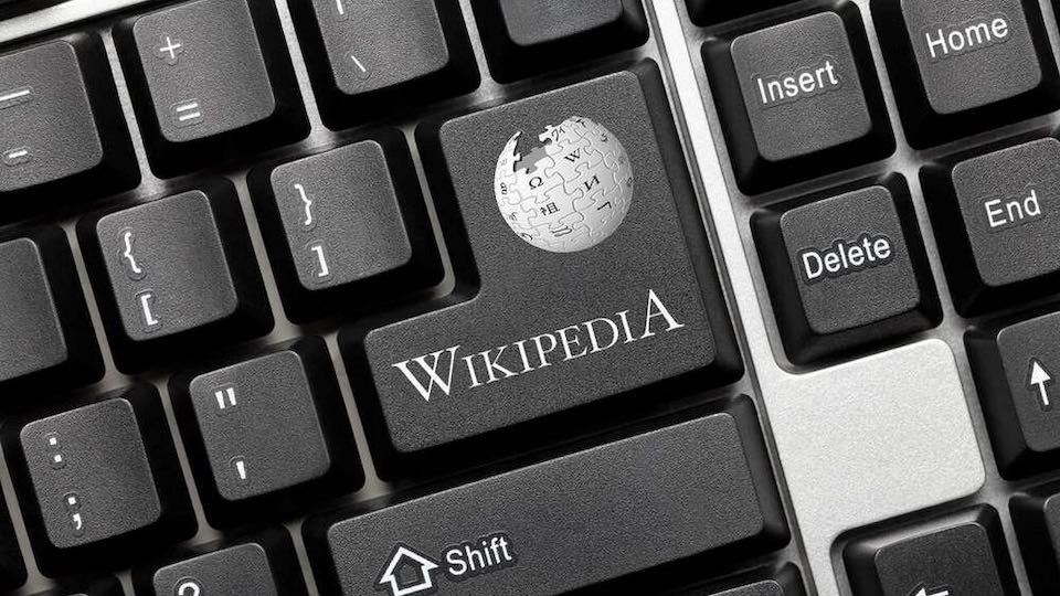 Wikipedia-Logo auf einer Tastatur
