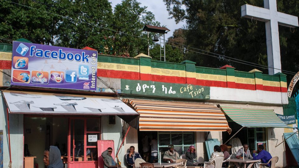 Internetcafe neben einer Kirche in Gondar, Äthiopien