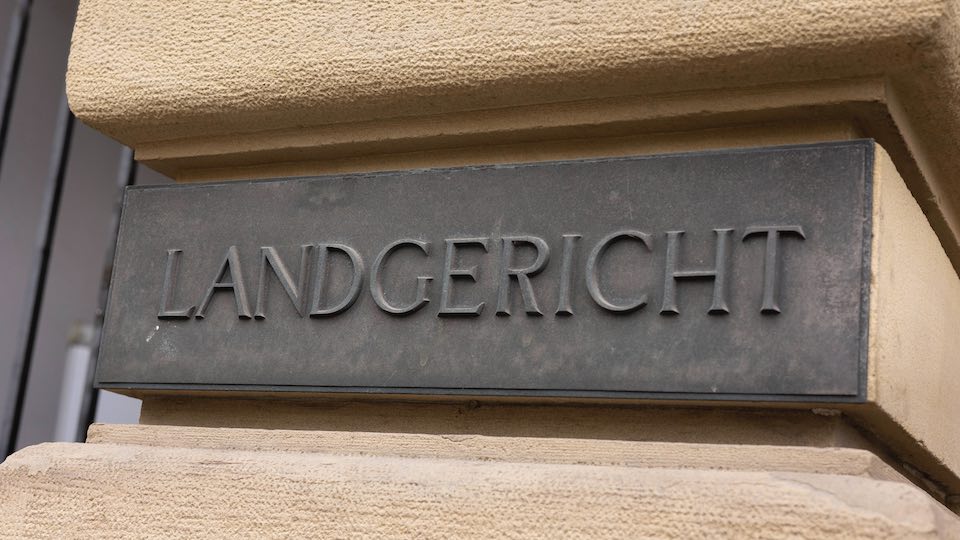 Schild des Landgerichts Karlsruhe