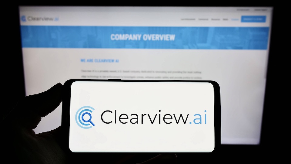 Clearview-Schriftzug auf Smartphone