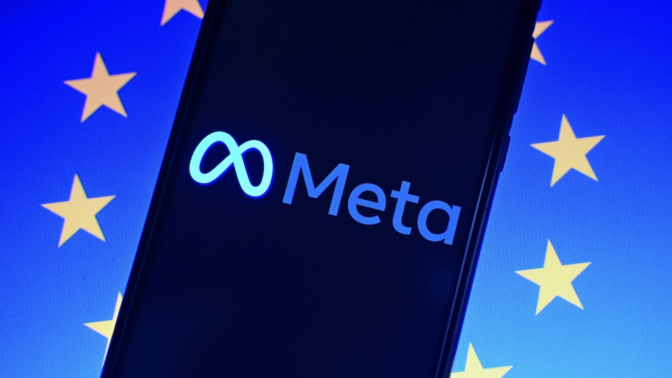 Meta-Logo vor europäischer Flagge