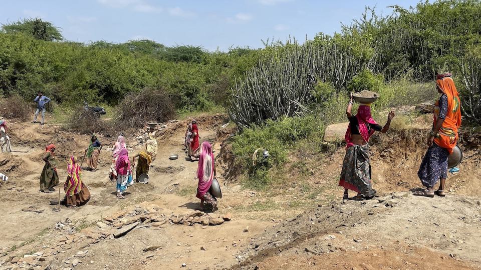 Frauen arbeiten in einem Dorf