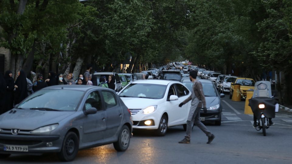 Autos und Passanten in Teheran