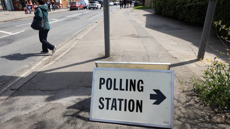 Ein Schild weist auf ein Wahllokal in Surrey hin