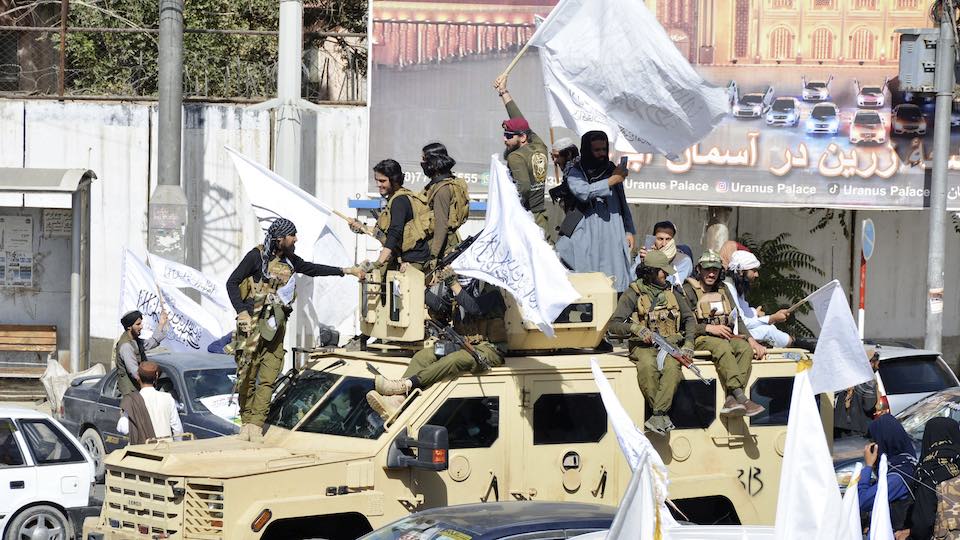 Taliban-Kämpfer in Kabul zum zweiten Jahrestag der Machtübernahme am 15.8.