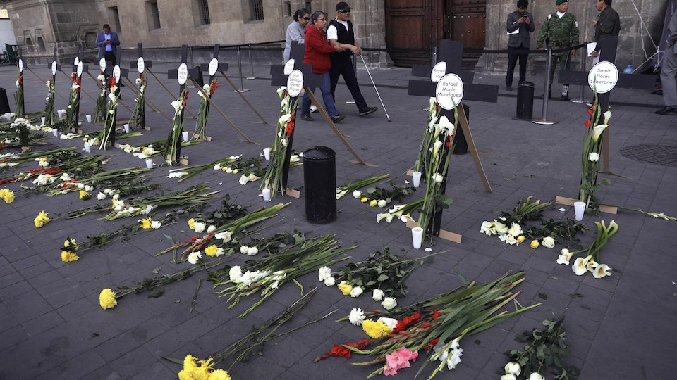 Blumen und Kreuze in Mexiko-Stadt erinnern an ermordete Menschenrechts- und Umweltaktivisten