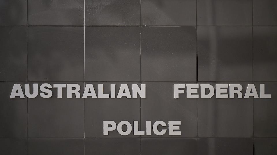 Schild der Australian Federal Police an einem Gebäude in Canberra