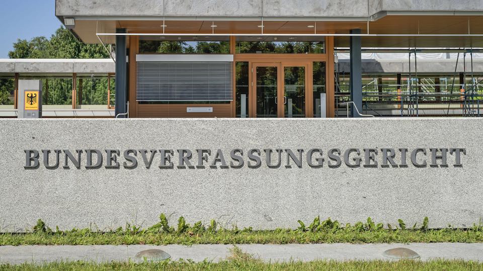 Schriftzug Bundesverfassungsgericht auf einem Stein vor einem Gebäude