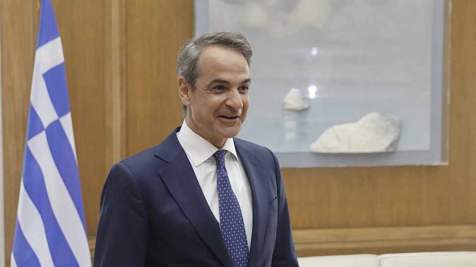 Premier Mitsotakis mit Flagge