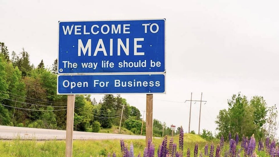Road sign at the Maine border