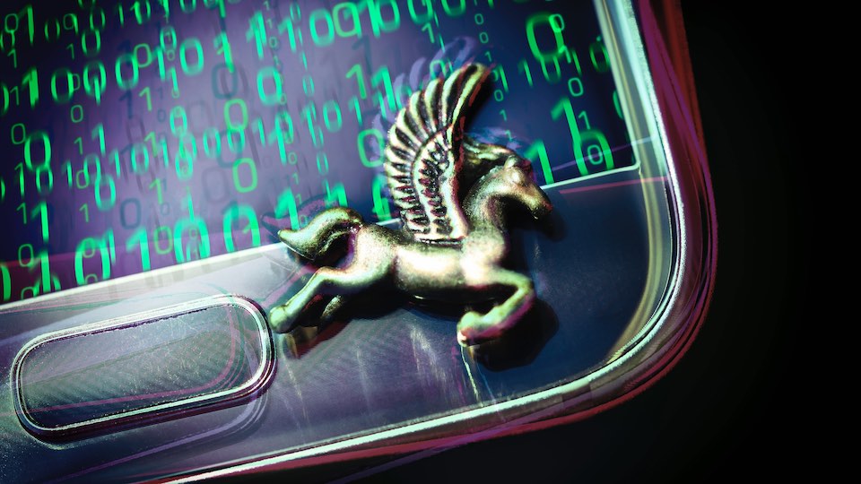 Ein Pegasus-Pferd auf einem Smartphone als Symbolbild für Überwachung