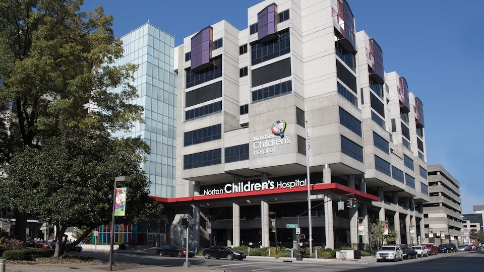 Ein graues Gebäude mit dem Schriftzug Norton Children's Hospital