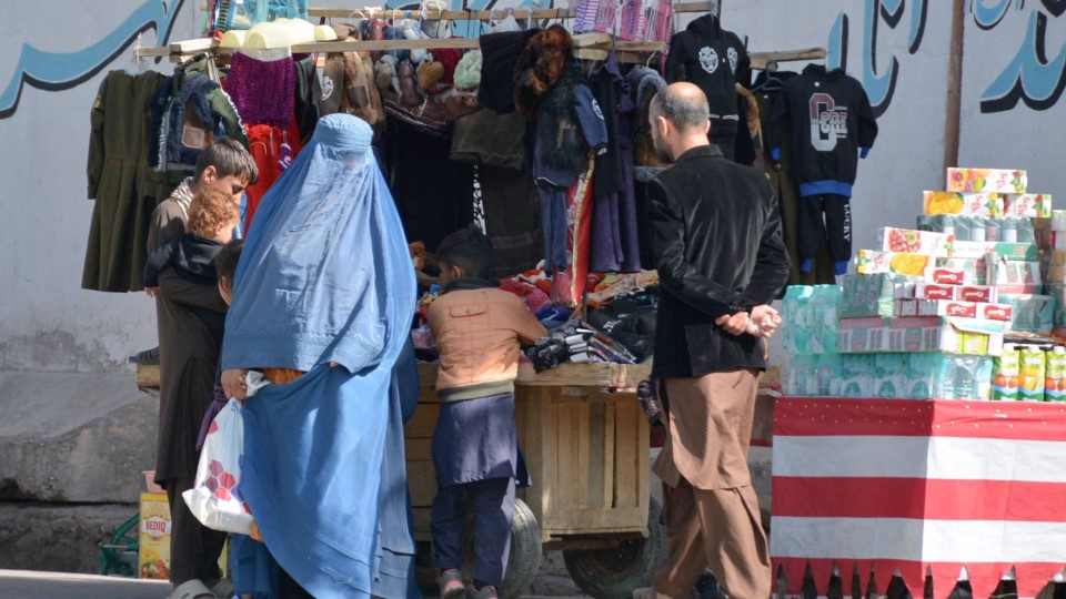 Afghanische Frau auf der Straße