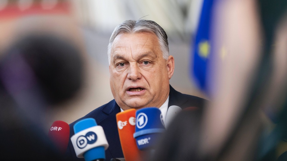 Orban hinter Mikrofonen