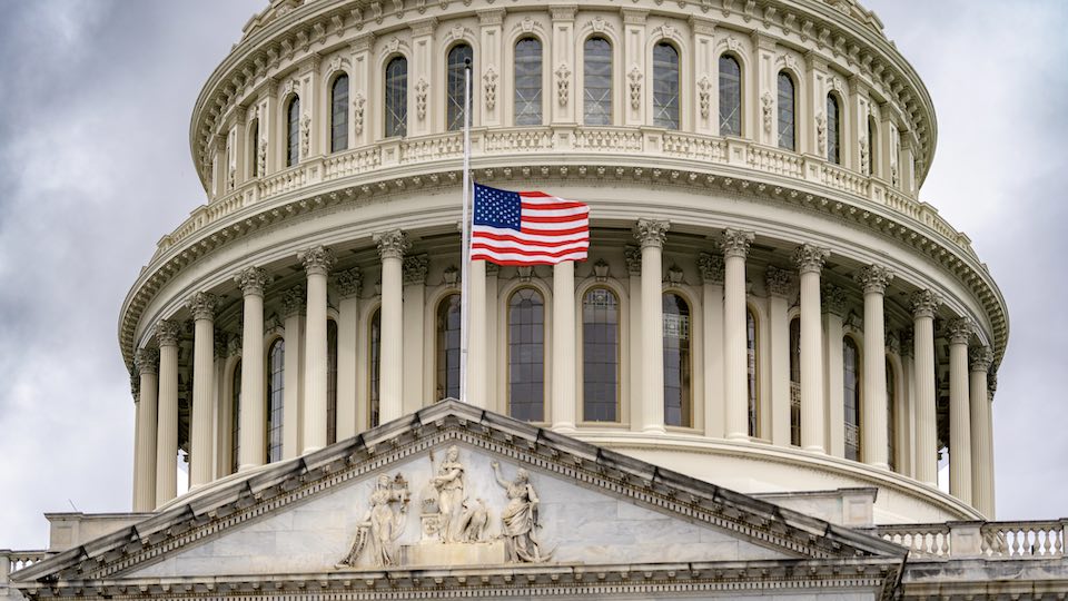 Kuppel des Kapitols in Washington mit amerikanischer Flagge
