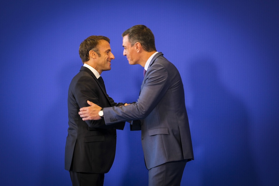 Emmanuel Macron und Pedro Sánchez begrüßen sich