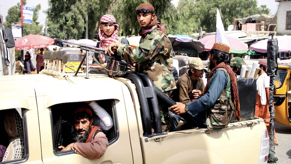 Taliban-Kämpfer in und auf einem Truck