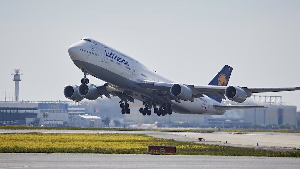 Ein Flugzeug der Lufthansa hebt ab