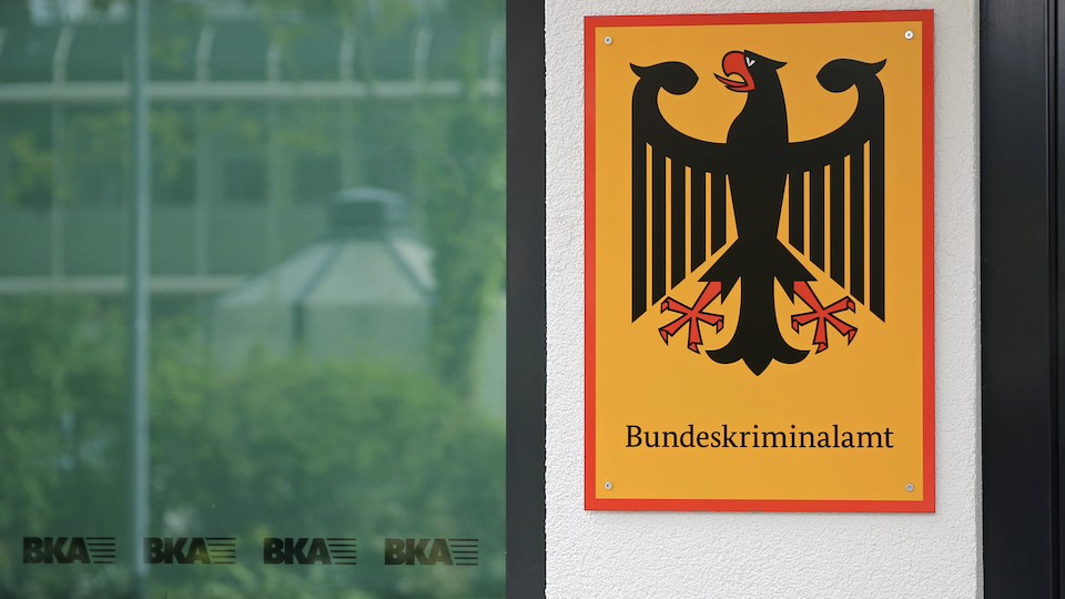 Behördenschild des Bundeskriminalamts (BKA) mit Bundesadler