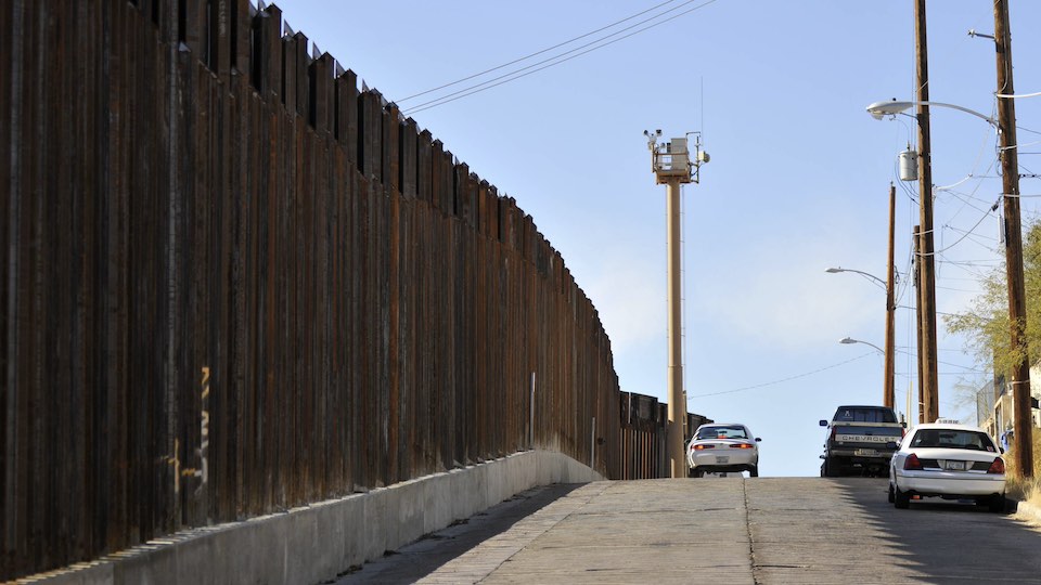 Ein Überwachungsturm auf der US-Seite der Grenze zwischen den USA und Mexiko