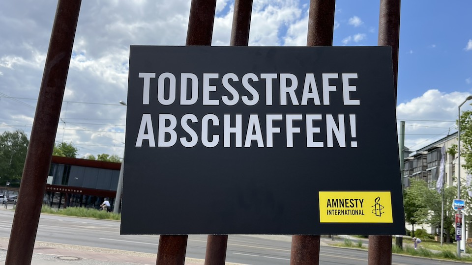 Schild mit Aufschrift Todesstrafe abschaffen