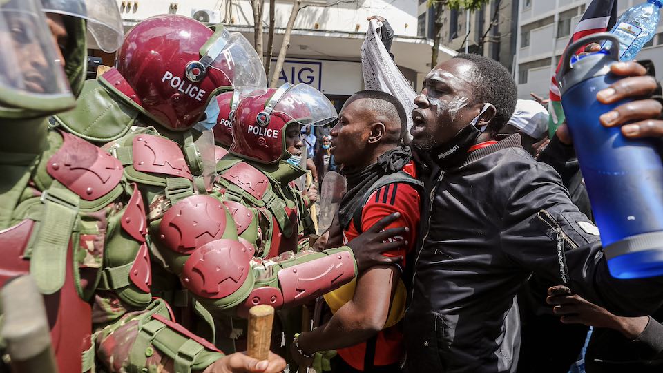 Demonstranten stehen Polizisten in der Hauptstadt Nairobi gegenüber