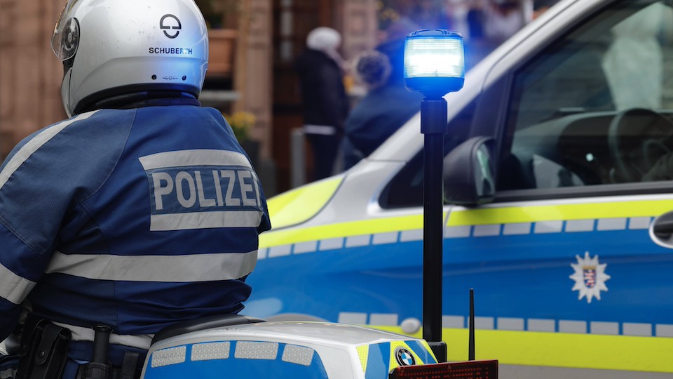 Motorrad und Auto der hessischen Polizei